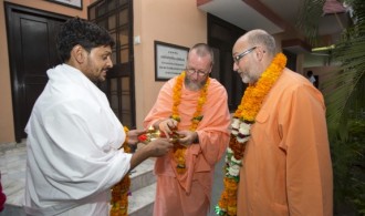 Pujya Swami Rameshwarananda Giri Maharaj y Rev. Swami Atamananda Udasin